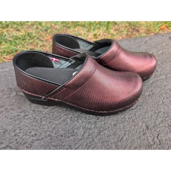 Sanita Women's Bergundy Embossed Leather Clogs Mules Sz 38/7 Bordeaux Nursing - Picture 1 of 10